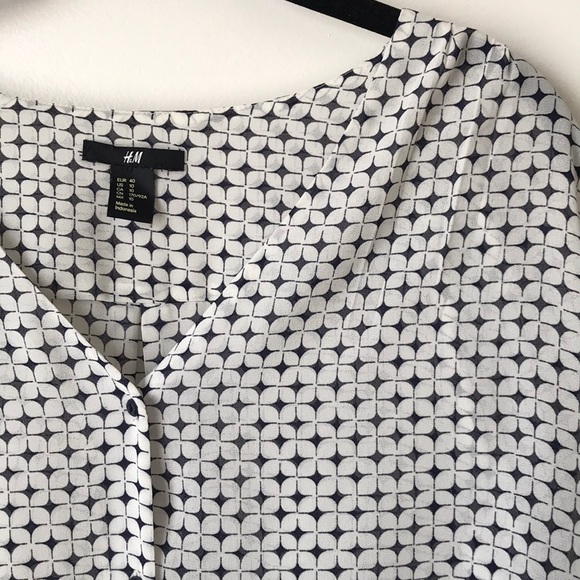 H&M button front blouse - Picture 2 of 4